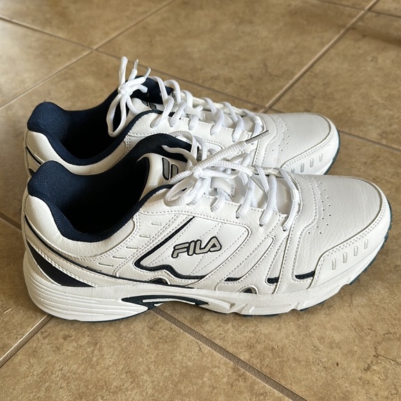 Size 9.5 wide Fila Memory Go the Distance sneakers - Picture 3 of 4